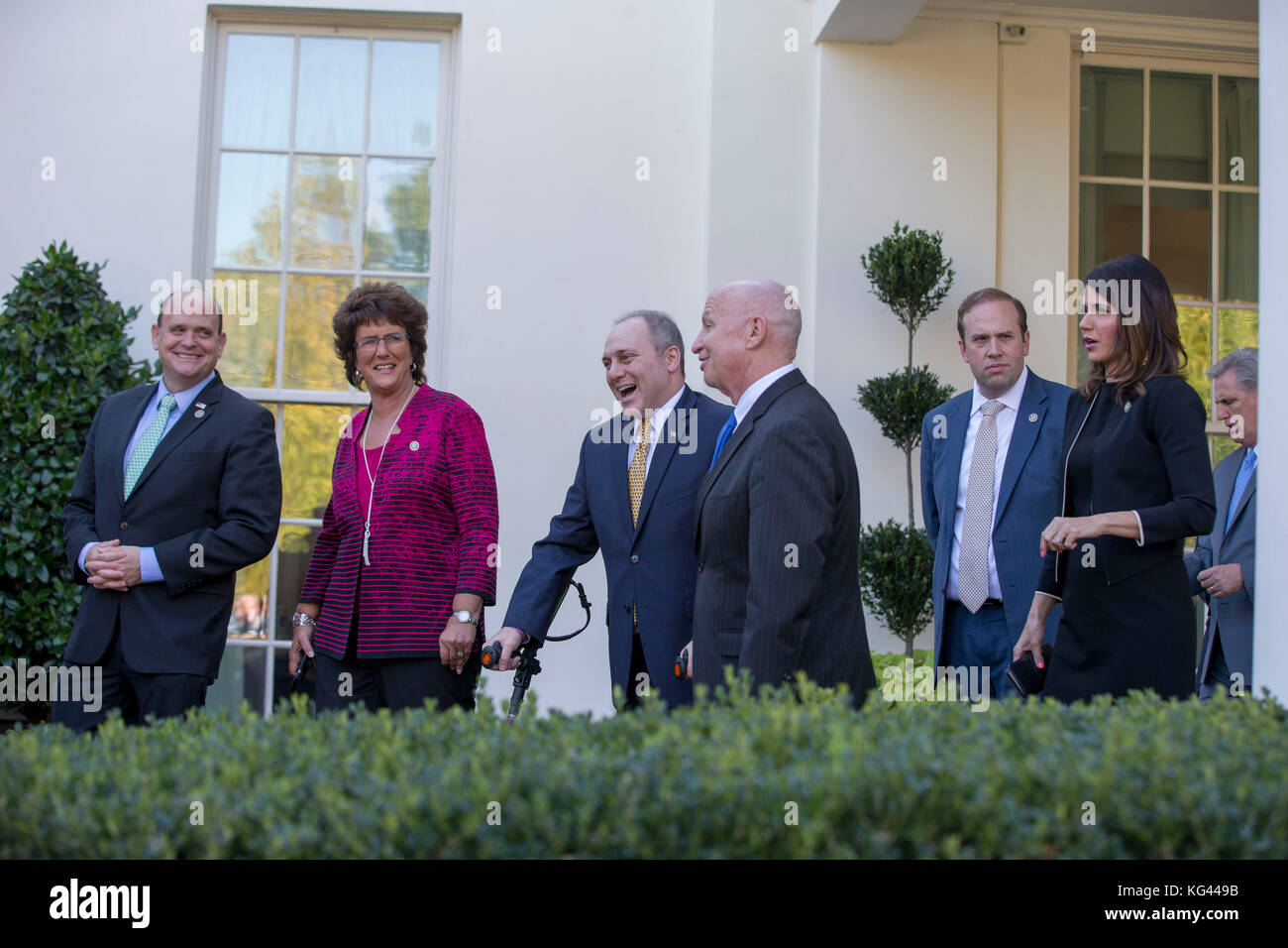 SIE WISSEN WAHRSCHEINLICH, WER ES IST, DER Vorsitzende des Repräsentantenhauses der Vereinigten Staaten, Kevin Brady, Republikaner von Texas, richtig. und der Republikaner Steve Scalise, der Republikaner von Louisiana, verließ den Westflügel des Weißen Hauses, während sie sich darauf vorbereiten, mit Reportern zu sprechen, nach einem Treffen zwischen den Republikanern des Kongresses und dem US-Präsidenten Donald J. Trump, wo sie am 2. November 2017 im Weißen Haus in Washington, DC, über den Steuerplan von Präsident Trump diskutierten. Cred Stockfoto