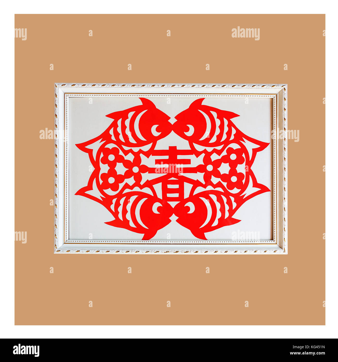 China. 3 Nov, 2017. China, 3. November 2017: (redaktionelle Verwendung. China). Papier schneiden ist ein traditionelles chinesisches Kunsthandwerk, auch als Papier bekannt. Papier - Schnitte für Fensterdekoration sind folk Kunstwerke mit verschiedenen Farben und Mustern, die mit ausgeprägten ethnischen Merkmalen, die eine Geschichte von über 1000 Jahren. diverse Muster der Papier-Schnitte zeigen Sie auf schöne Farmer's Bestreben für die Zukunft leben, wie z. B. 'Magpie auf wintersweet', 'zwei Drachen spielen mit einem Pearl', 'Pfau mit seinem Schwanz', 'himmlischen Zimmermädchen Streuung Blüten und Blumen, Insekten, Fische und Vögel. (Bild: © s Stockfoto