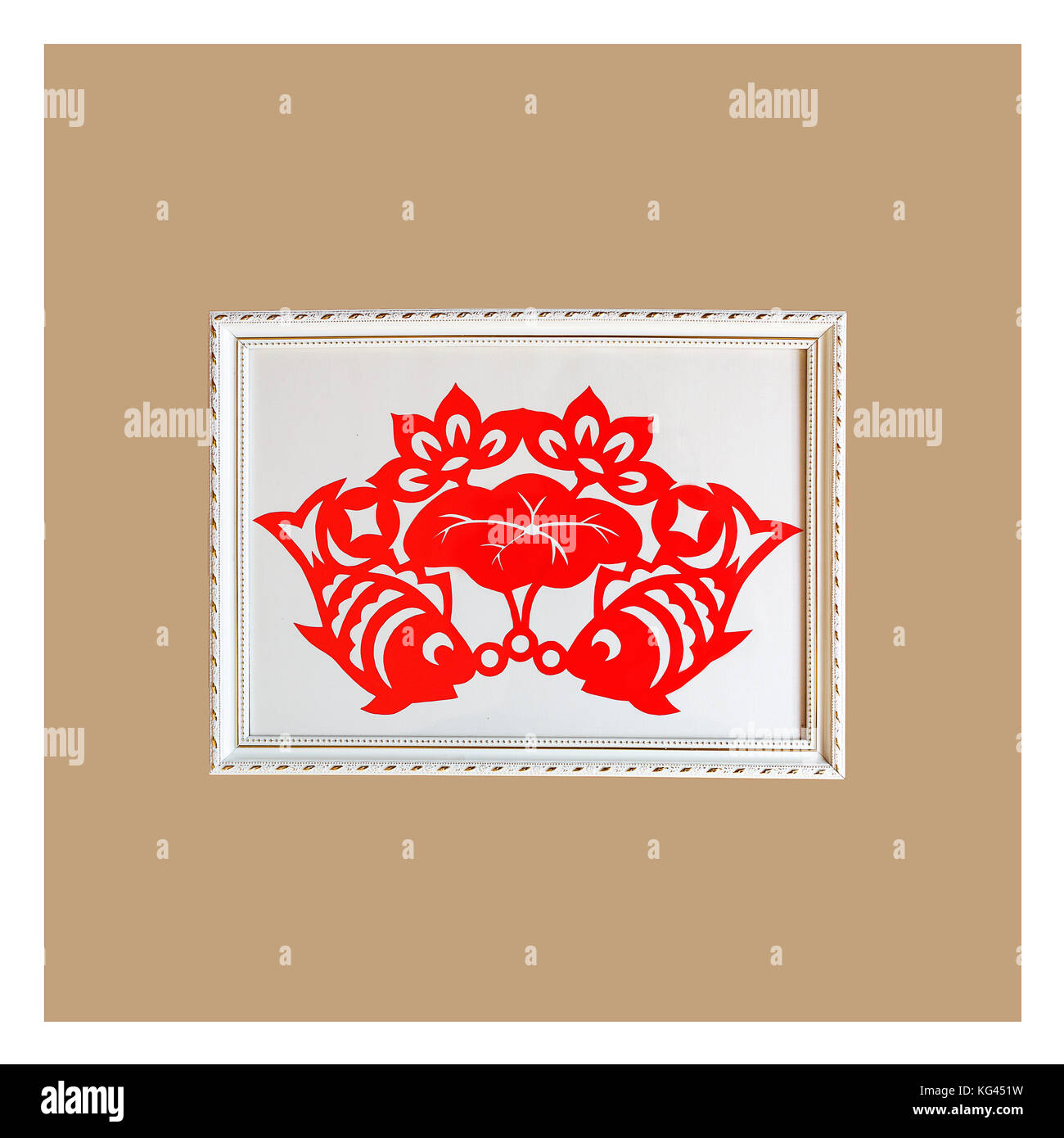 China. November 2017. CHINA-3. November 2017:(NUR FÜR REDAKTIONELLE VERWENDUNG. CHINA OUT) . Papierschneiden ist ein traditionelles chinesisches Kunsthandwerk, auch bekannt als Papierschnitt. Papierschnitte für die Fensterdekoration sind volkstümliche Kunstwerke mit verschiedenen Farben und Mustern, die mit ihren markanten ethnischen Merkmalen eine über 1.000-jährige Geschichte haben. Verschiedene Muster von Papierschnitten verweisen auf das schöne Streben des Landwirts nach dem zukünftigen Leben, wie „Elster auf wintersüßem Eis“, „zwei Drachen, die mit einer Perle spielen“, „Pfau mit Schwanz“, „himmlische Mägde, die Blüten verstreuen“ und Blumen, Insekten, Fische und Vögel. (Kreditbild: © S Stockfoto