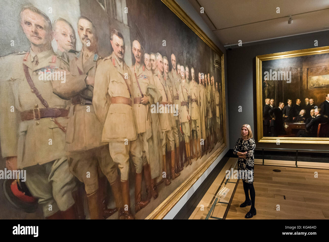 London, Großbritannien. 3. November 2017. Allgemeine Offiziere des Zweiten Weltkrieges 1, 1922 von John Singer Sargent und Marineoffiziere von Weltkrieg 1, 1921, von Sir Arthur Stockdale bewältigen - die National Portrait Gallery, London Galerie öffnet neue Räume zu dem frühen 20. Jahrhundert Sammlung am 4. November 2017 gewidmet. Die Schaffung dieser neuen Räume im Freien ständigen der Galerie Sammlung, wurde möglich durch einen Zuschuss der DCMS/Wolfson Museen & Galerien Verbesserung Fund gemacht. London, 03. Nov 2017. Credit: Guy Bell/Alamy leben Nachrichten Stockfoto