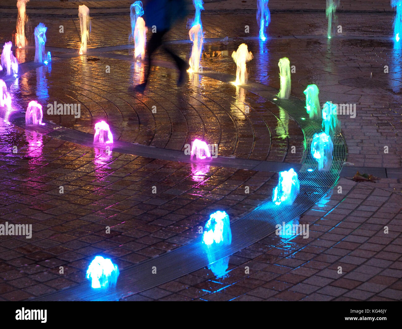 Hull, Großbritannien. 2 Nov, 2017. Jugendliche genießen Sie die beleuchteten Springbrunnen im Zentrum von Hull - Stadt der Kultur 2017 Credit: Steve Holroyd/Alamy leben Nachrichten Stockfoto