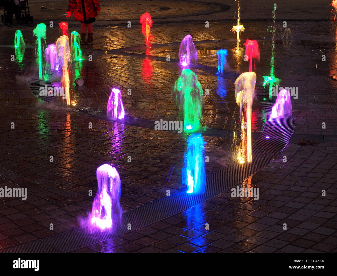 Hull, Großbritannien. 2 Nov, 2017. Jugendliche genießen Sie die beleuchteten Springbrunnen im Zentrum von Hull - Stadt der Kultur 2017 Credit: Steve Holroyd/Alamy leben Nachrichten Stockfoto