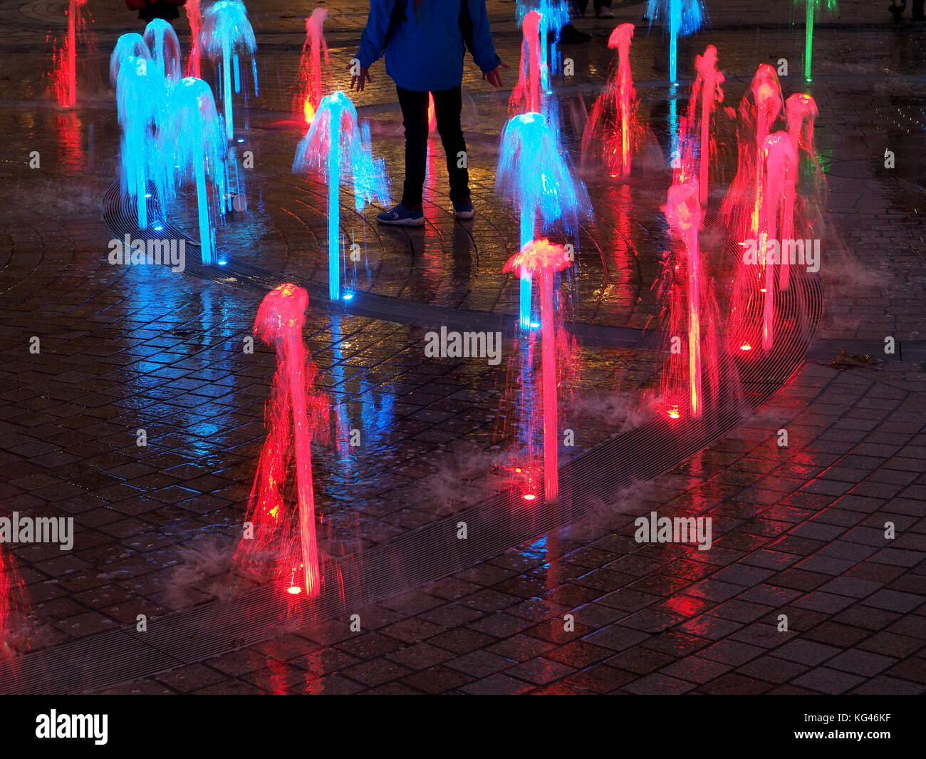 Hull, Großbritannien. 2 Nov, 2017. Jugendliche genießen Sie die beleuchteten Springbrunnen im Zentrum von Hull - Stadt der Kultur 2017 Credit: Steve Holroyd/Alamy leben Nachrichten Stockfoto