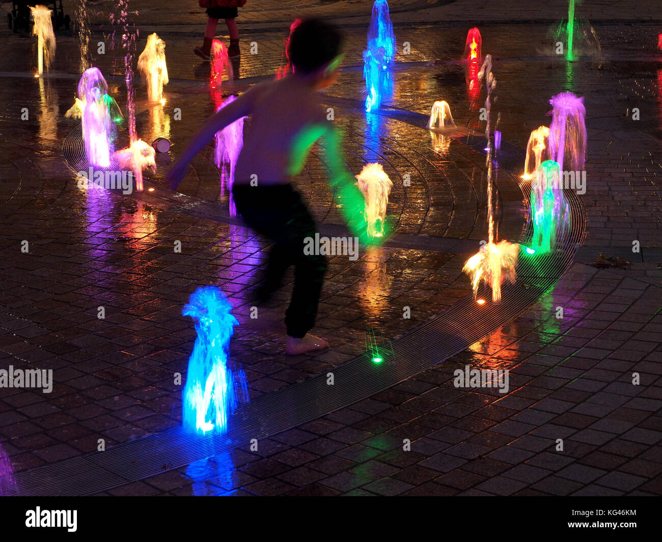 Hull, Großbritannien. 2 Nov, 2017. Jugendliche genießen Sie die beleuchteten Springbrunnen im Zentrum von Hull - Stadt der Kultur 2017 Credit: Steve Holroyd/Alamy leben Nachrichten Stockfoto