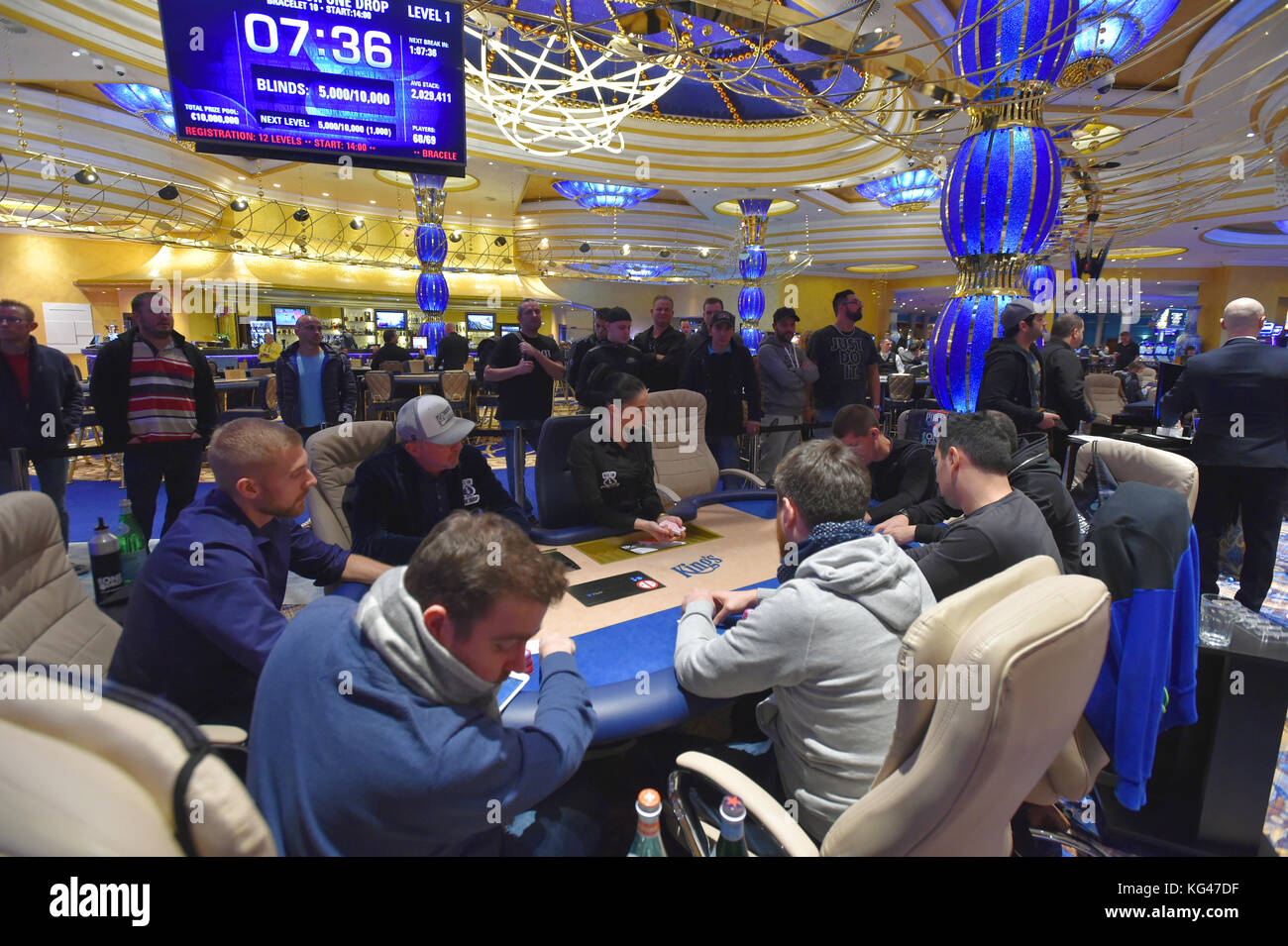 Der ehemalige Tennisspieler Boris Becker (mit einem Baseballbecher auf dem Kopf – 2. Links) spielt Poker während der World Series of Poker Europe im King's Casino in Rozvadov, Tschechien, am 3. November 2017. (CTK Photo/Slavomir Kubes) Stockfoto