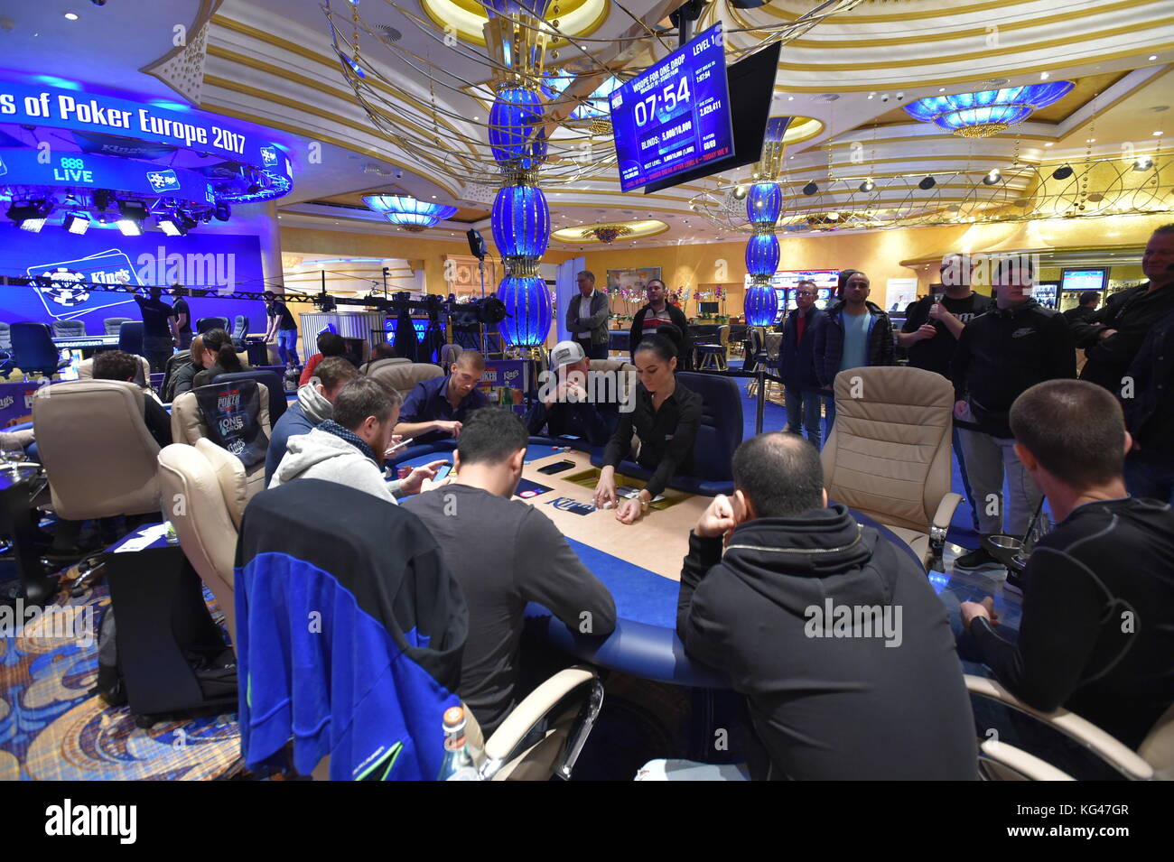 Rozvadov, Tschechische Republik. November 2017. Der ehemalige Tennisspieler Boris Becker (mit einem Baseballbecher auf dem Kopf) spielt Poker während der World Series of Poker Europe im King's Casino in Rozvadov, Tschechien, am 3. November 2017. Quelle: Slavomir Kubes/CTK Photo/Alamy Live News Stockfoto