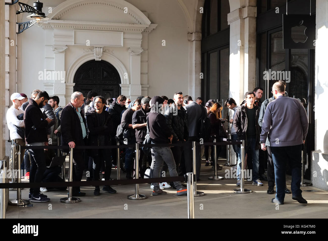Covent Garden, London, Großbritannien. 3.. November 2017. In einem der Flagship-Stores von Apples in Londons Covent Garden gab es den ganzen Tag lang Warteschlangen, mit aufgebauten Absturzbarrieren und Sicherheitsvorrichtungen, als das neue iPhone X auf den Markt kommt Nov 3. 2017 Quelle: Nigel Bowles/Alamy Live News Stockfoto
