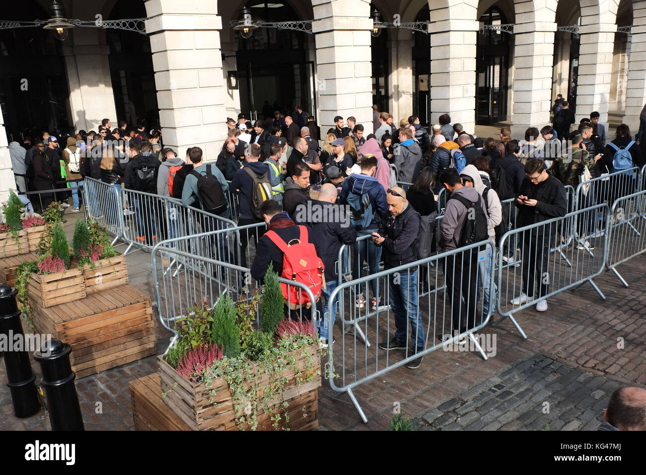 Covent Garden, London, Großbritannien. 3.. November 2017. In einem der Flagship-Stores von Apples in Londons Covent Garden gab es den ganzen Tag lang Warteschlangen, mit aufgebauten Absturzbarrieren und Sicherheitsvorrichtungen, als das neue iPhone X auf den Markt kommt Nov 3. 2017 Quelle: Nigel Bowles/Alamy Live News Stockfoto