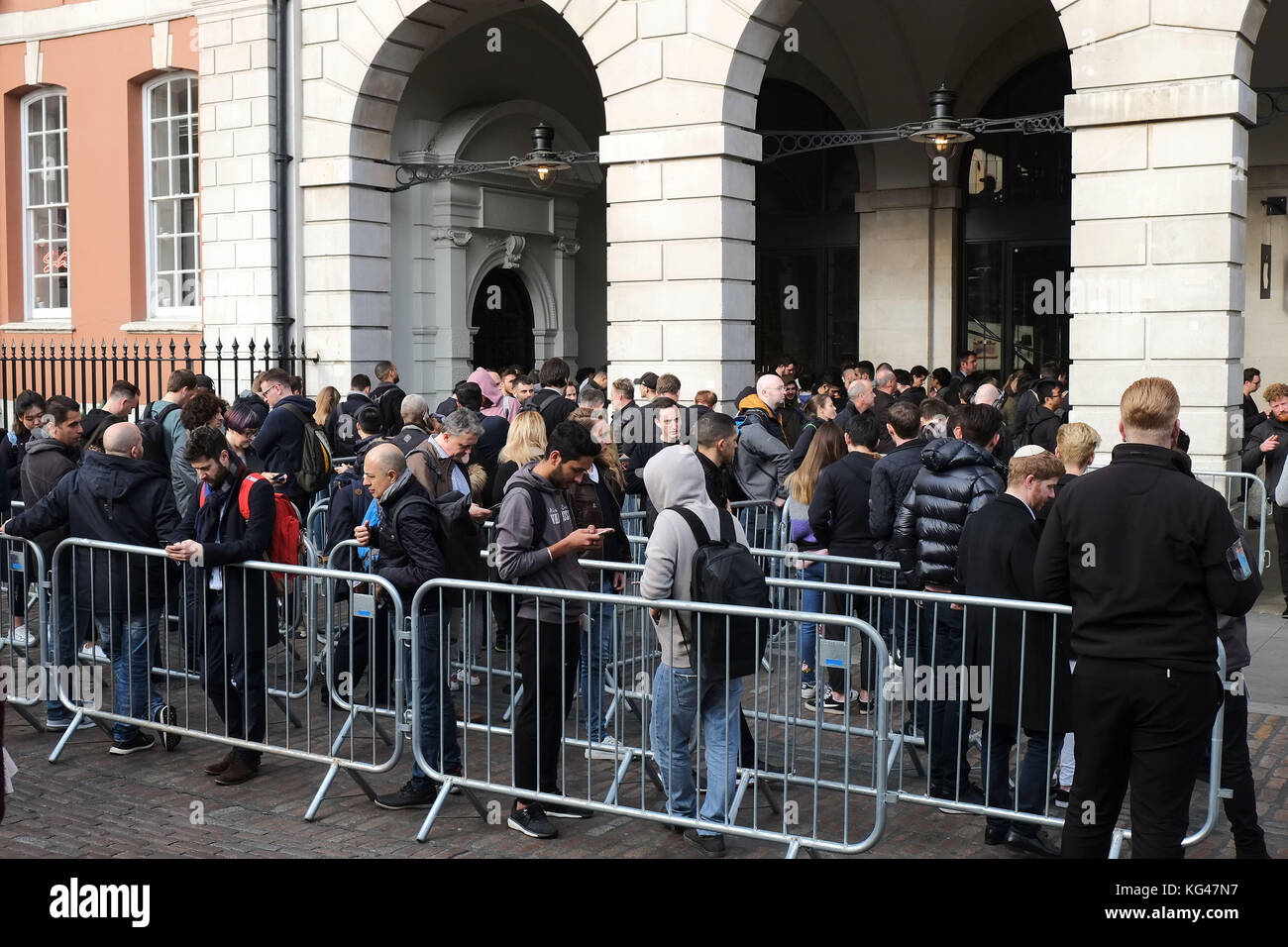 Covent Garden, London, Großbritannien. 3.. November 2017. In einem der Flagship-Stores von Apples in Londons Covent Garden gab es den ganzen Tag lang Warteschlangen, mit aufgebauten Absturzbarrieren und Sicherheitsvorrichtungen, als das neue iPhone X auf den Markt kommt Nov 3. 2017 Quelle: Nigel Bowles/Alamy Live News Stockfoto