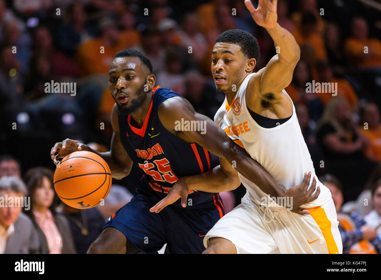 November 2, 2017: Reece Anderson#55 der Carson Newman Adler Antriebe von James Daniel III #3 der Tennessee Freiwilliger während der NCAA Basketball Ausstellung Spiel zwischen der Universität von Tennessee Volunteers und die Carson - Newman Universität Adler bei Thompson Boling Arena in Knoxville TN Tim Gangloff/CSM Stockfoto