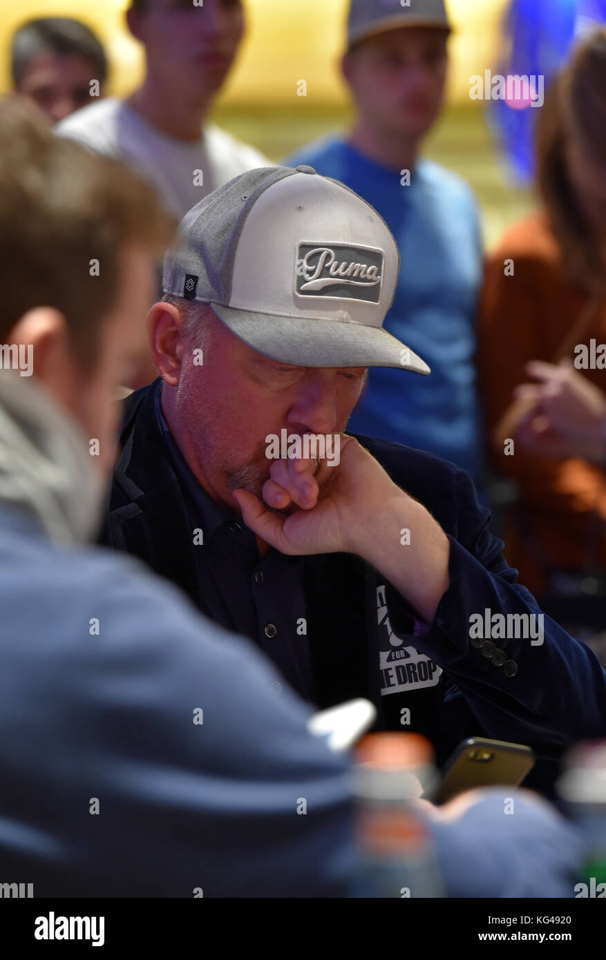 Rozvadov, Tschechische Republik. November 2017. Der ehemalige Tennisspieler Boris Becker (Mitte) spielt Poker während der World Series of Poker Europe im King's Casino in Rozvadov, Tschechien, am 3. November 2017. Quelle: Slavomir Kubes/CTK Photo/Alamy Live News Stockfoto