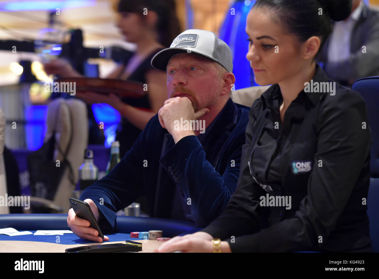 Rozvadov, Tschechische Republik. November 2017. Der ehemalige Tennisspieler Boris Becker (Mitte) spielt Poker während der World Series of Poker Europe im King's Casino in Rozvadov, Tschechien, am 3. November 2017. Quelle: Slavomir Kubes/CTK Photo/Alamy Live News Stockfoto