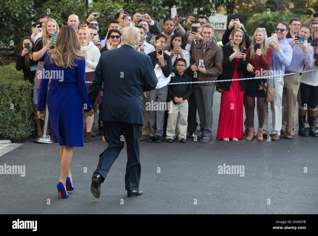 Präsident der Vereinigten Staaten Donald J. Trump und First Lady Melania Trump begrüßen gute Wisher, bevor sie das Weiße Haus in Washington, DC, 3. November 2017 für eine mehrtägige Reise nach Hawaii und dann weiter nach Asien verlassen. Gutschrift: Chris Kleponis/CNP /MediaPunch Stockfoto Präsident der Vereinigten Staaten Donald J. Trump und First Lady Melania Trump begrüßen gute Wisher, bevor sie das Weiße Haus in Washington, DC, 3. November 2017 für eine mehrtägige Reise nach Hawaii und dann weiter nach Asien verlassen. Gutschrift: Chris Kleponis/CNP /MediaPunch Stockfoto