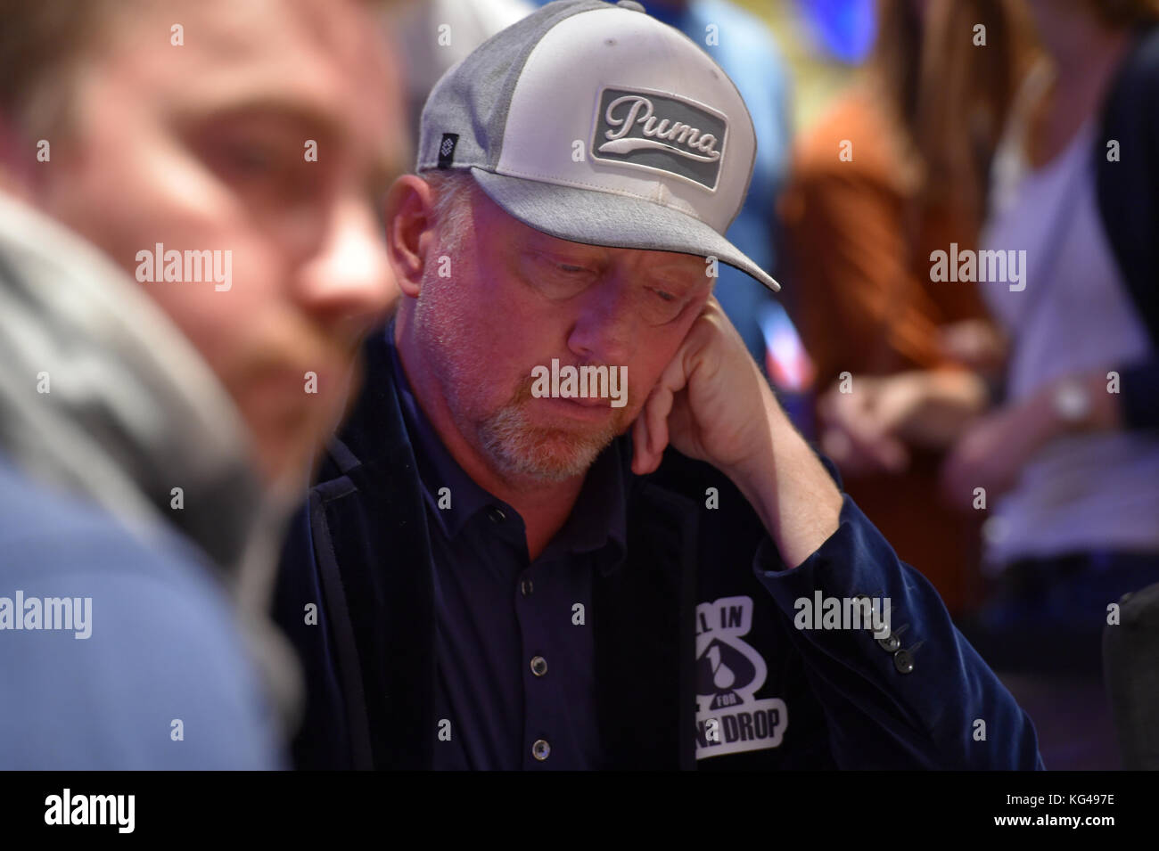 Rozvadov, Tschechische Republik. November 2017. Der ehemalige Tennisspieler Boris Becker (Mitte) spielt Poker während der World Series of Poker Europe im King's Casino in Rozvadov, Tschechien, am 3. November 2017. Quelle: Slavomir Kubes/CTK Photo/Alamy Live News Stockfoto