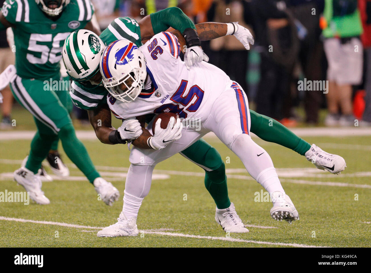 East Rutherford, New Jersey, USA. 2 Nov, 2017. New York Jets linebacker Darron Lee (58) springt auf der Rückseite der Buffalo Bills Verteidiger Mike Tolbert (35), wie er mit dem Ball im NFL Spiel zwischen den Buffalo Bills und die New York Jets an MetLife Stadium in East Rutherford, New Jersey. Die New York Jets gewannen 34-21. Christopher Szagola/CSM/Alamy leben Nachrichten Stockfoto