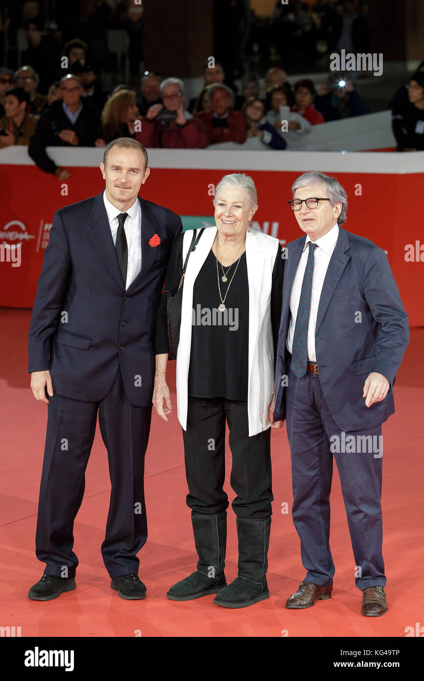 Rom, Italien. 02 Nov, 2017. Vanessa Redgrave mit ihrem Sohn Carlo Gabriel Nero (links) geht ein roter Teppich im 12 Rom Film Fest im Auditorium Parco della Musica in Rom, Italien. Credit: Polifoto/Alamy leben Nachrichten Stockfoto