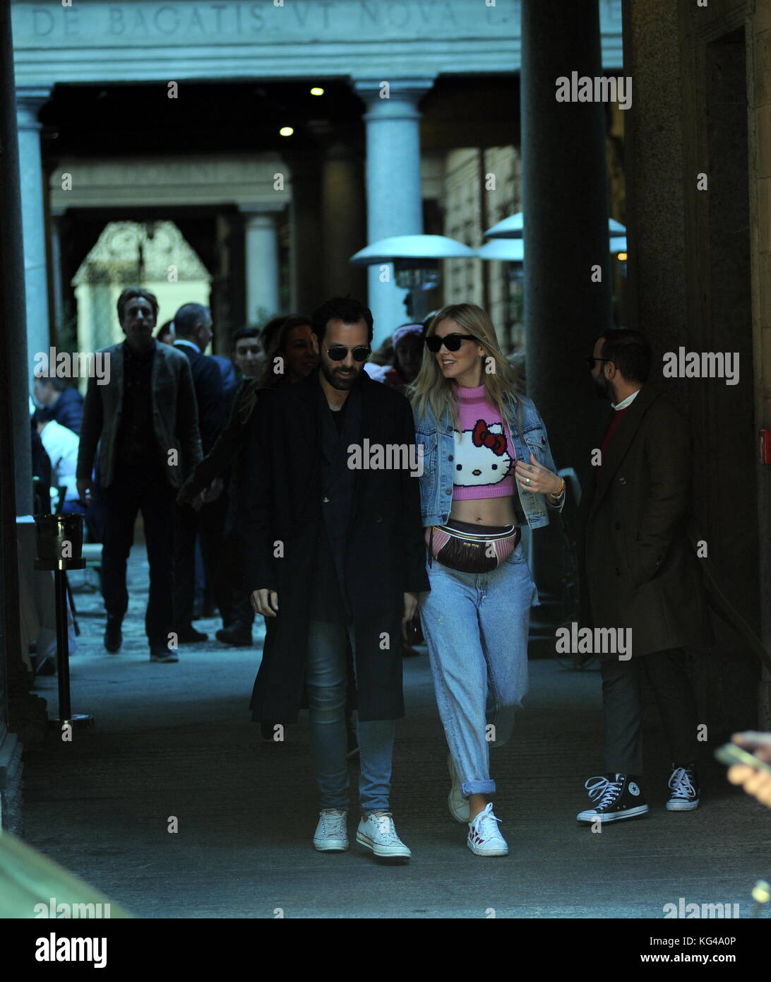 Milano, Chiara ferragni zeigt ohne Verlegenheit das panache Chiara ferragni Überraschung beim Mittagessen in einem Restaurant in der Mitte. Hier kommt er aus der "alumaio di Montenapoleone' gemeinsam mit Freunden, mit einem Blick, setzt es heraus und ohne Verlegenheit seines Bauches, wandern Bis zum 5 Monat der Schwangerschaft. Stockfoto