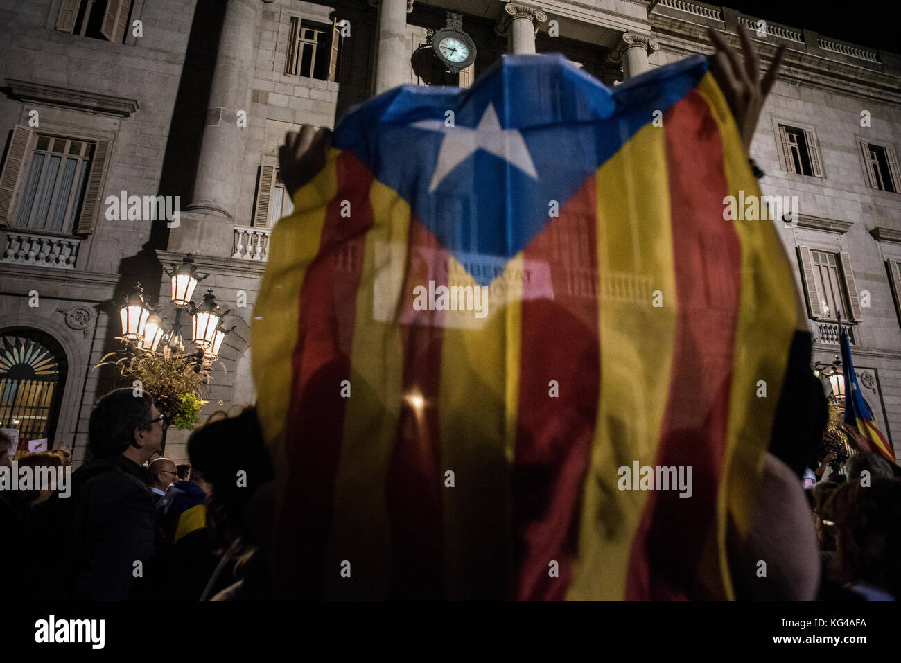 Barcelona, Spanien. November 2017. Tausende von Menschen demonstrieren in Plaça Sant Jaume gegen die Inhaftierung von Oriol Junqueras, Vizepräsident der katalanischen Regierung, und sieben Ratsherren. Der Nationalgerichtshof hat auch die Freilassung von Jordi Sánchez und Jordi Cuixart, den zivilen Führern der Unabhängigkeitsbewegung, abgelehnt. Carles Puigdemont, der entlassene Präsident der katalanischen Regierung, führt seine Verteidigungsstrategie von Brüssel aus aus aus aus aus, von wo aus er sich geweigert hat, vor den Nationalgerichtshof zu gehen. Kredit: Carles Desfilis / Alamy Live News Stockfoto