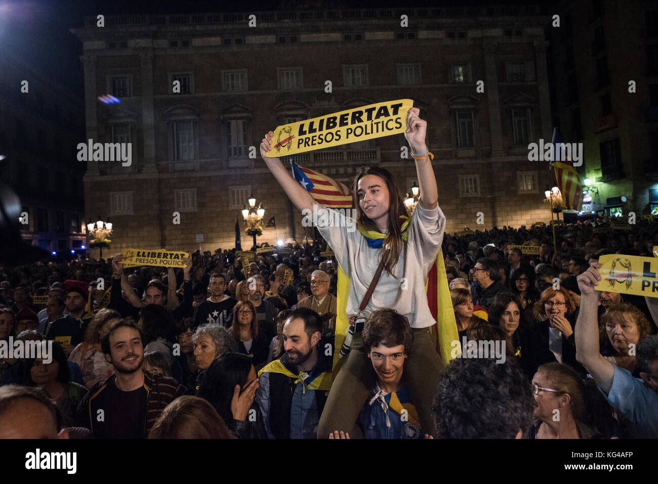 Barcelona, Spanien. November 2017. Tausende von Menschen demonstrieren in Plaça Sant Jaume gegen die Inhaftierung von Oriol Junqueras, Vizepräsident der katalanischen Regierung, und sieben Ratsherren. Der Nationalgerichtshof hat auch die Freilassung von Jordi Sánchez und Jordi Cuixart, den zivilen Führern der Unabhängigkeitsbewegung, abgelehnt. Carles Puigdemont, der entlassene Präsident der katalanischen Regierung, führt seine Verteidigungsstrategie von Brüssel aus aus aus aus aus, von wo aus er sich geweigert hat, vor den Nationalgerichtshof zu gehen. Kredit: Carles Desfilis / Alamy Live News Stockfoto