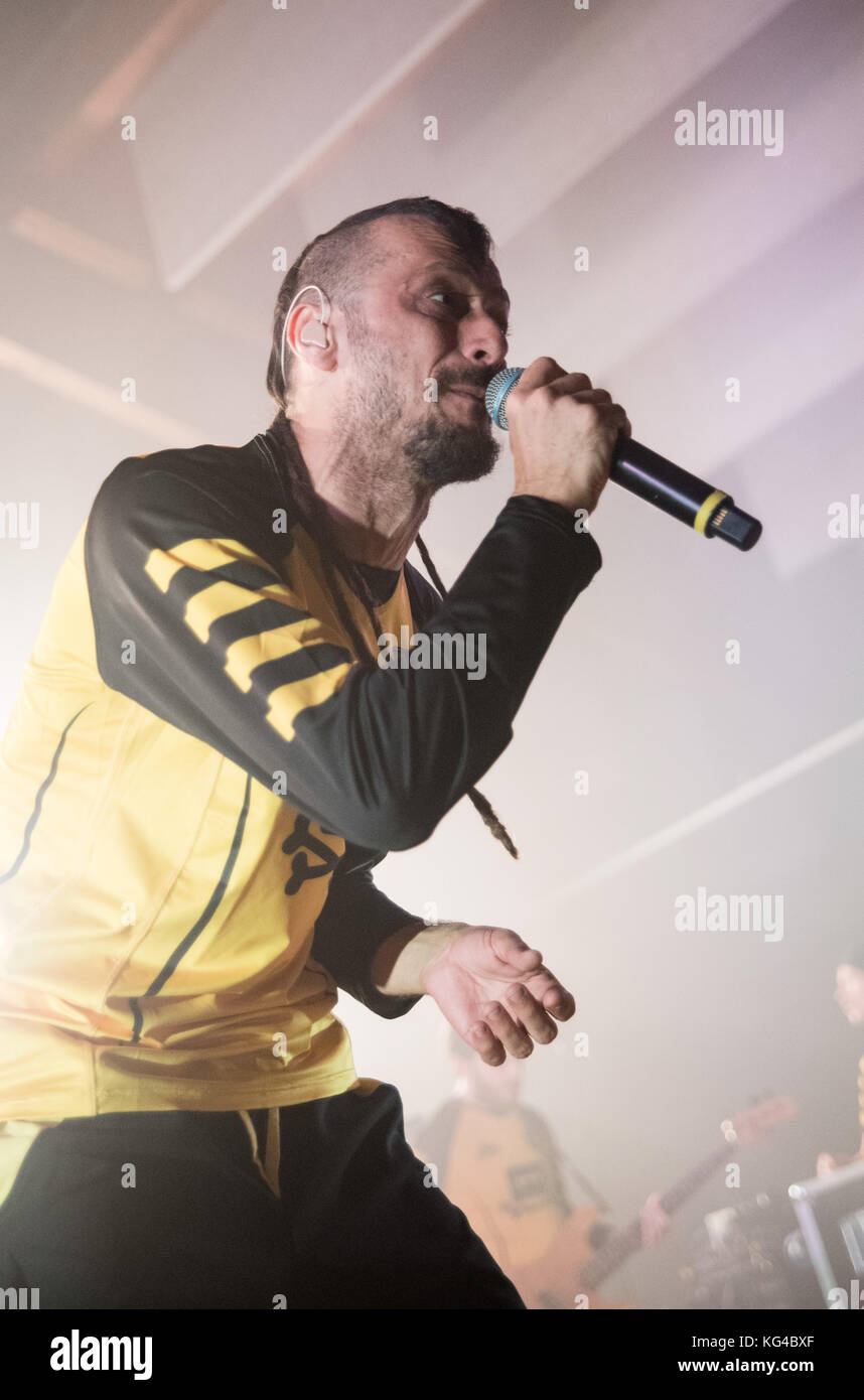 Saluzzo, Italien. November 2017. Almir Hasanbegović (Dubioza Kolektiv) spielt in Saluzzo im Pala CRS 3. November 2017 Credit: Alberto Gandolfo/Alamy Live News Stockfoto