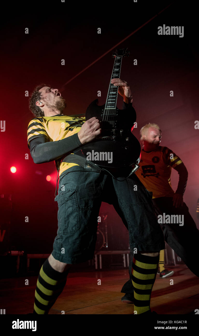 Saluzzo, Italien. November 2017. Jernej Šavel (Dubioza Kolektiv) spielt in Saluzzo im Pala CRS 3. November 2017 Credit: Alberto Gandolfo/Alamy Live News Stockfoto