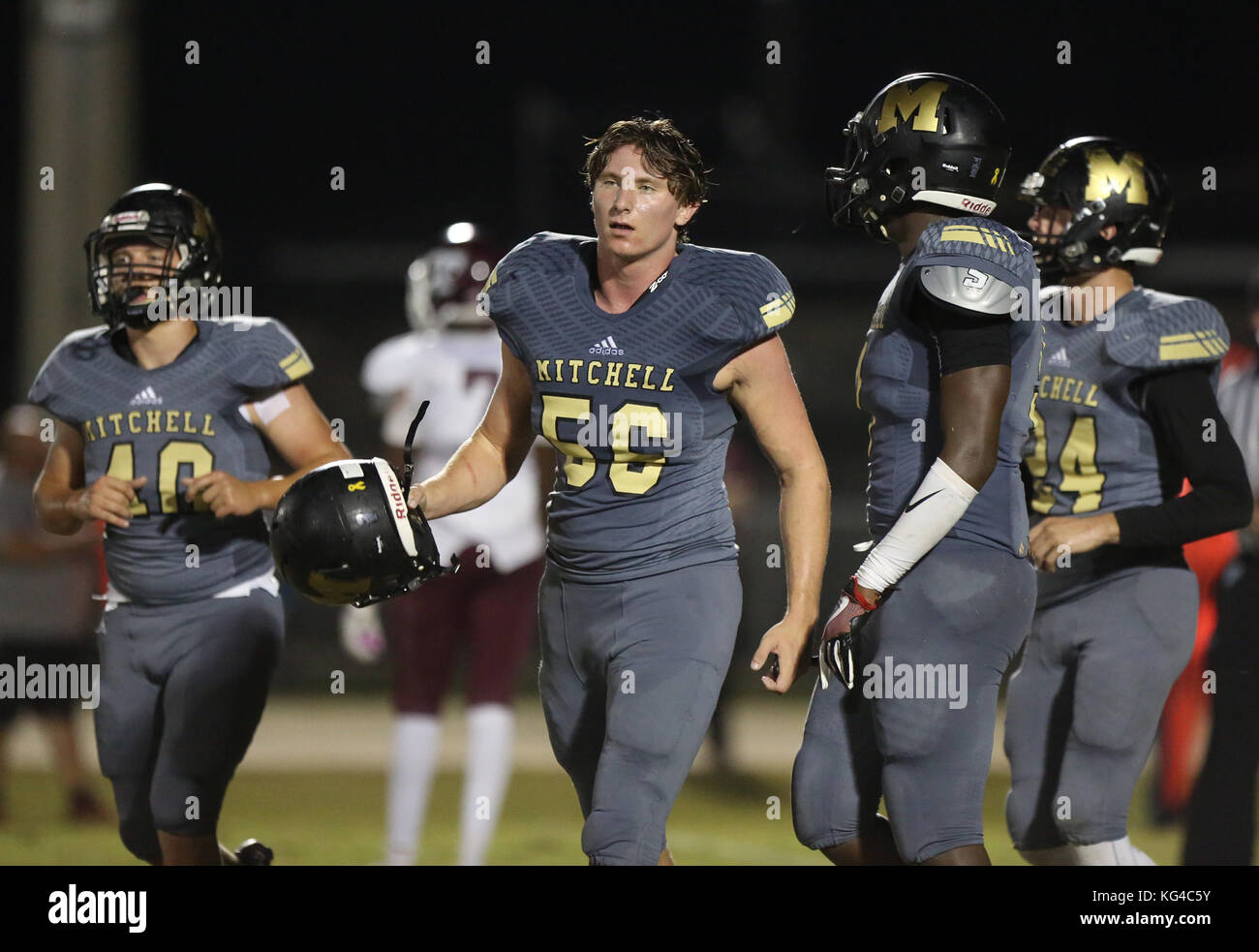 New Port Richey, Florida, USA. 3. November 2017. DOUGLAS R. CLIFFORD | Zeiten. Mitchell's High School Dominic Marino (56) verlässt das Feld während einer Pause im Spiel im zweiten Quartal FridayÃ¢â'¬â"¢s (11/3/17) Spiel zwischen Mitchell High School und Tarpon Springs High School bei Mitchell High School in New Port Richey, Kredit: Douglas R. Clifford/Tampa Bay Zeiten/ZUMA Draht/Alamy leben Nachrichten Stockfoto