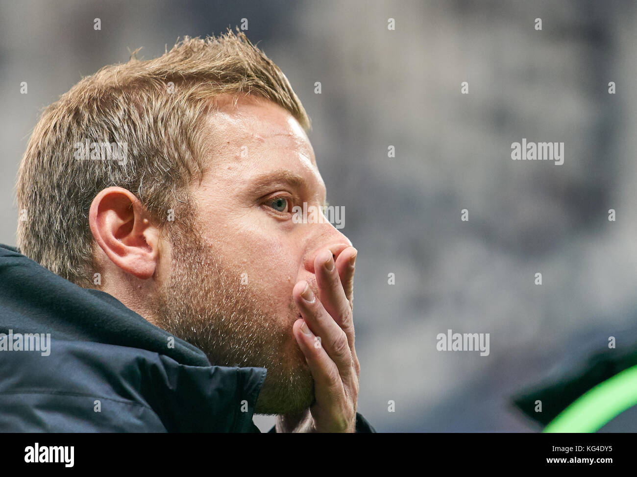 Frankfurt am Main, Deutschland. 3. november 2017. florian Trainer Bremen kohfeldt, traurig, enttäuscht, Eintracht Frankfurt - SV Werder Bremen 2-1 Deutsche Fussball Liga Match in Frankfurt, November 03, 2017, Saison 2017/2018 © Peter Schatz/alamy leben Nachrichten Stockfoto