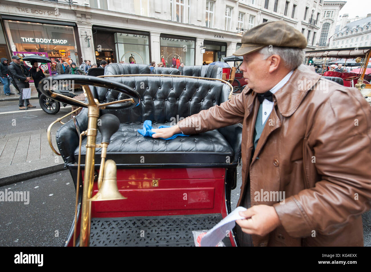 Regent Street London Grossbritannien 4 November 17 Im Rahmen Der London Motor Week Feiert Die Kostenlose Teilnahme An Der Regent Street Motor Show An Einem Nassen Morgen Die Vergangenheit Gegenwart Und Zukunft