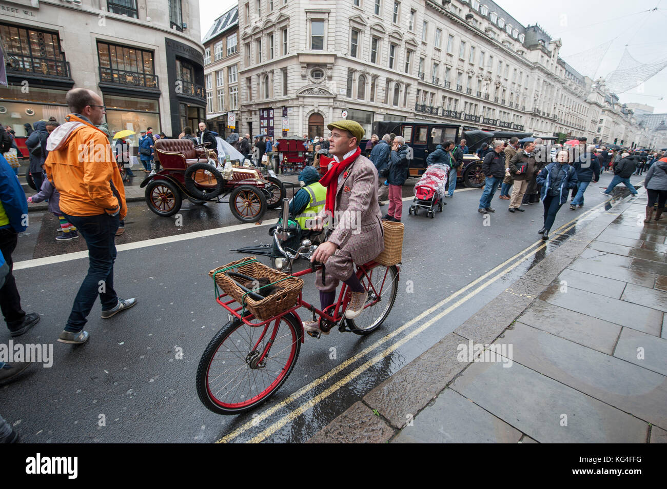 Regent Street London Grossbritannien 4 November 17 Im Rahmen Der London Motor Week Feiert Die Kostenlose Teilnahme An Der Regent Street Motor Show An Einem Nassen Morgen Die Vergangenheit Gegenwart Und Zukunft