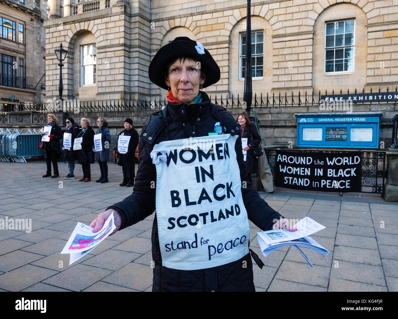 Edinburgh, Schottland, Vereinigtes Königreich. 04 November 2017. Weibliche pazifistische Gruppe Frauen in Schwarz in regelmäßigen stillen Protest gegen Kriege in der Princes Street in Edinburgh. Kredit: Iain Masterton / Alamy Live News Stockfoto