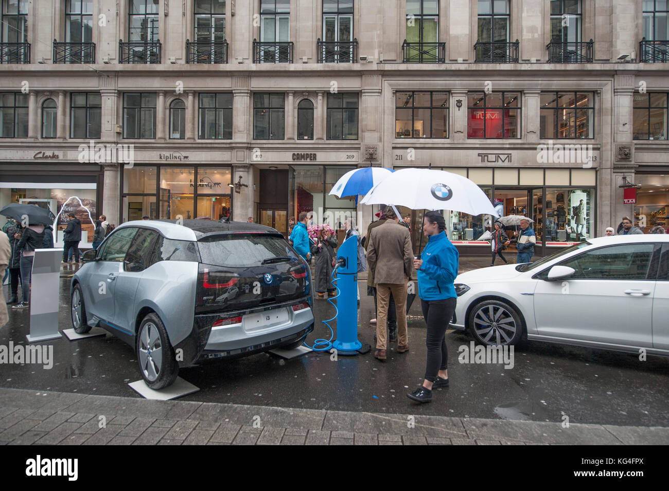 Regent Street London Grossbritannien 4 November 17 Im Rahmen Der London Motor Week Feiert Die Kostenlose Teilnahme An Der Regent Street Motor Show An Einem Nassen Morgen Die Vergangenheit Gegenwart Und Zukunft