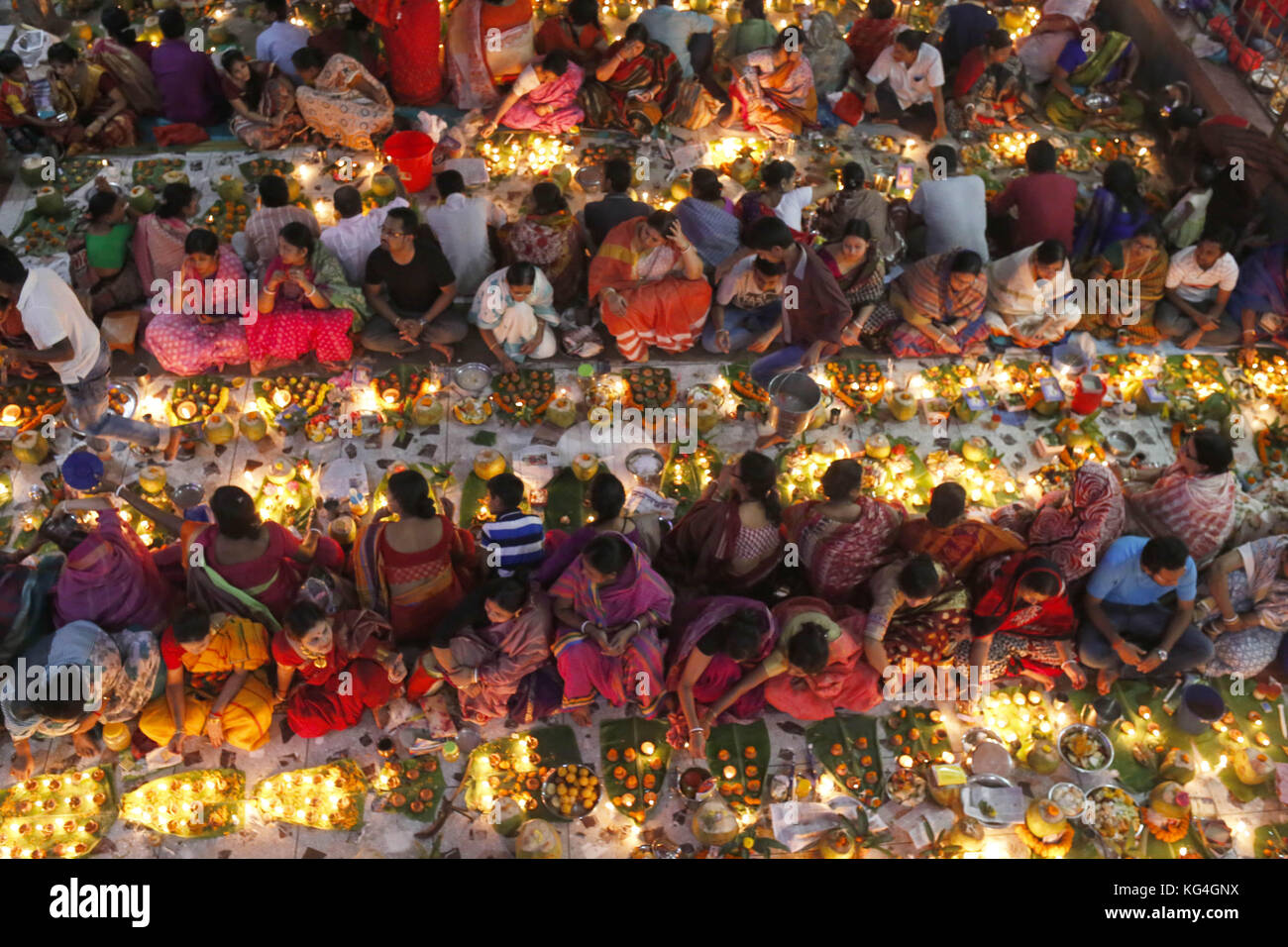 Dhaka, Bangladesch. 4 Nov, 2017. hinduistischen Gläubigen dem Heiligen Festival der rakher upobash oder kartik das brati bei Shri Shri loknath brahmachari Ashram Tempel in Dhaka, loknath Brahmachari, genannt Baba loknath aus dem 18. Jahrhundert hinduistische heilige war und Philosoph in Bengalen beobachten. Credit: md. mehedi Hasan/zuma Draht/alamy leben Nachrichten Stockfoto
