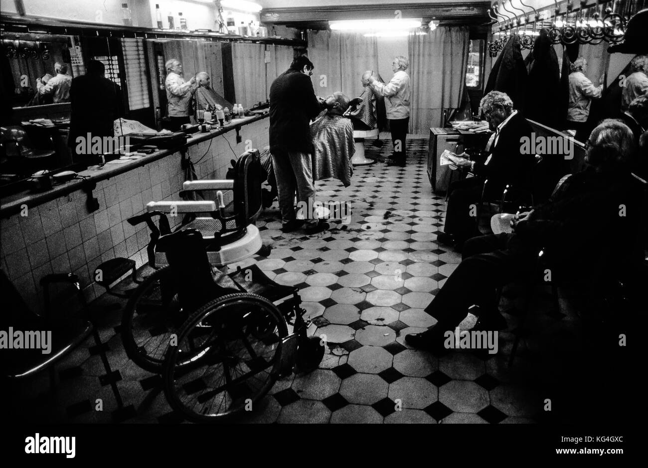 Überblick vom Inneren des ausgestorbenen Peluquería 11 Barbershop der Tallers Straße in Barcelona, Spanien. Datum: 03/2003. Foto: Xabier Mikel Laburu. Vicens Amat war das letzte Eigentum des Barbershops. Der Vater von Vicens war der erste der zweigenerationenigen Geschichte des Barbershops. Obwohl Vicens Amat nie gerne als Friseur arbeitete, kombinierte er sein Studium mit der Arbeit im Laden, hauptsächlich mit der Buchhaltung. 1982 stirbt sein Vater und er beschließt, seinen jetzigen Job als Gymnasiallehrer zu verlassen und Vollzeit im Friseurladen zu arbeiten. Der Rückgang der Kundenzahlen, die Kompetenz in der nei Stockfoto