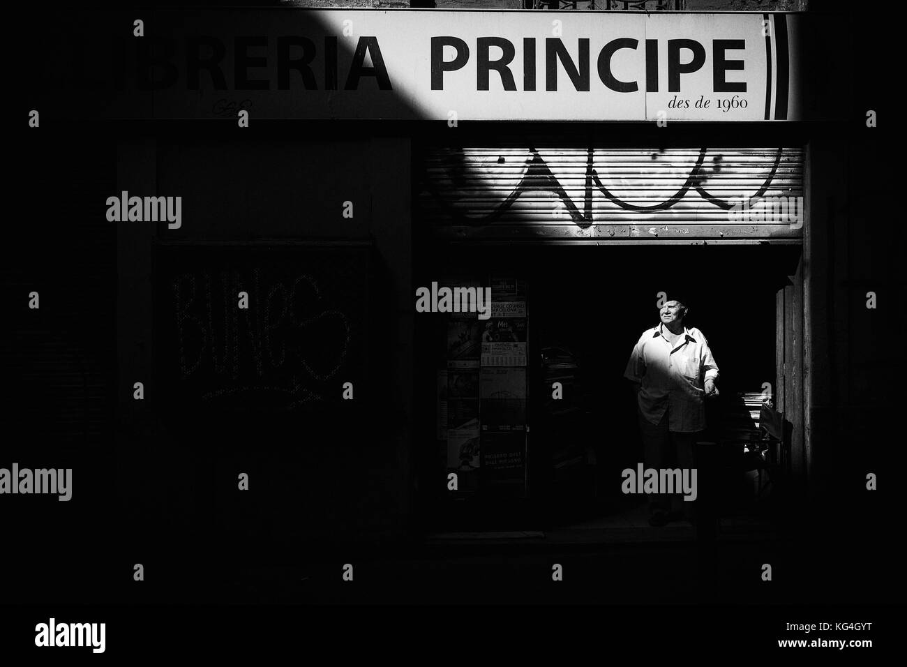 Jaime Bellini, steht vor dem Eingang seiner Buchhandlung in der Princep de Viena Straße von Barcelona, Spanien. Datum: 16/09/2015. Foto: Xabier Mikel Laburu. Bellini emigrierte nach dem Spanischen Bürgerkrieg aus Galicien, nachdem er in mehreren Jobs gearbeitet hatte, 1960 eröffnet er eine Second Hand Buchhandlung. Jetzt ist er im Ruhestand, öffnet aber jeden Tag für ein paar Stunden den Laden, um den Bestand zu lüften und mit den wenigen alten Nachbarn oder Kunden zu sprechen, die noch übrig sind. Sein Sohn entschied sich, das Geschäft fortzusetzen, verkauft aber auf den Märkten, während er die Buchhandlung als Lagerhaus nutzt. Stockfoto
