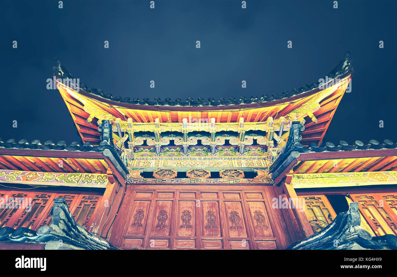 Traditionelle chinesische Dach in der Altstadt von Lijiang in der Nacht, getönten Bild, China. Stockfoto