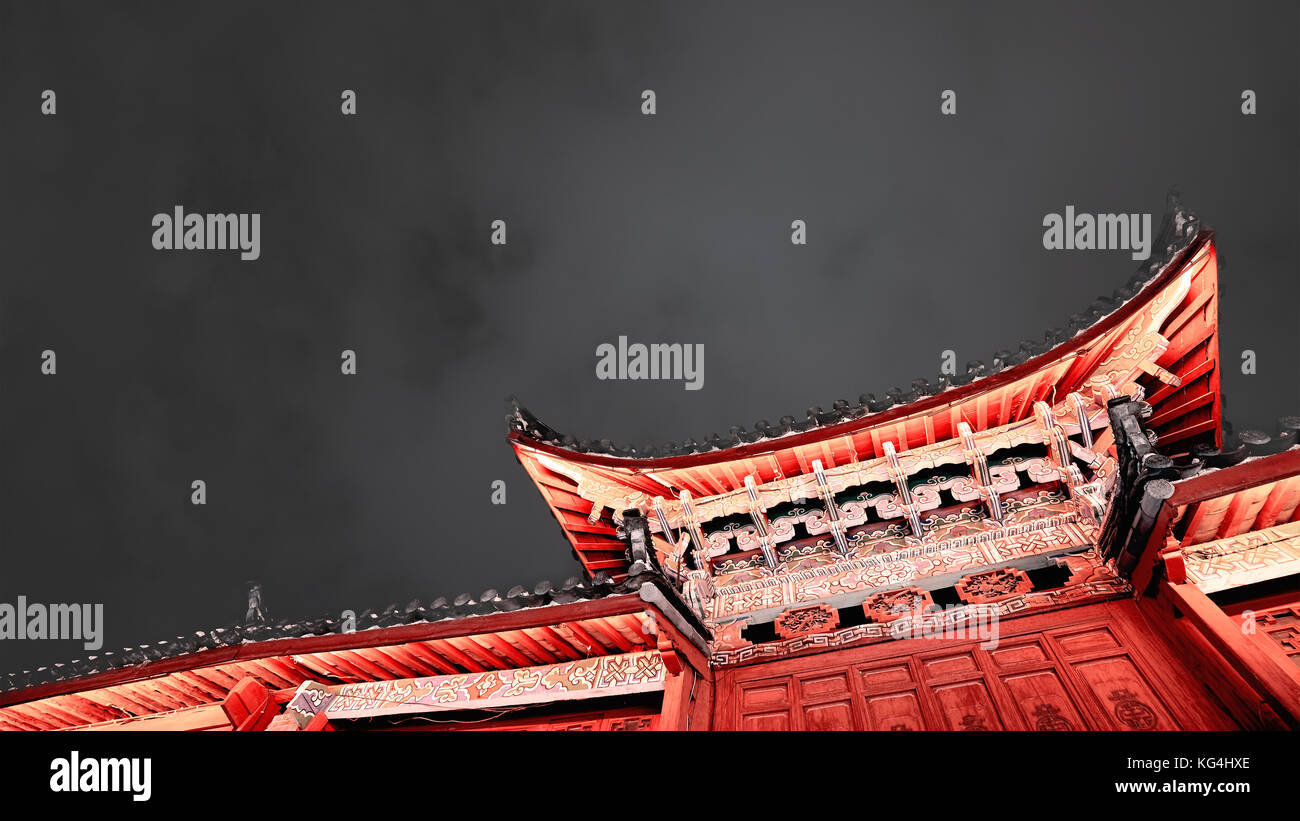 Traditionelle chinesische Dach in der Altstadt von Lijiang in der Nacht, getönten Bild mit Kopie Raum, China. Stockfoto
