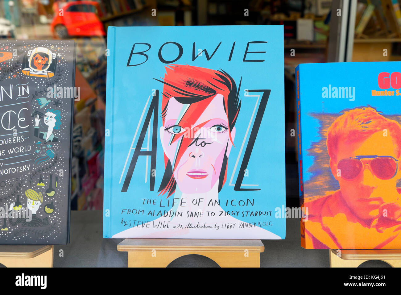 David Bowie "ein Leben in das Symbol "A-Z Buch im Verkauf in einer Buchhandlung Fenster in Highland Park, Los Angeles, Kalifornien, USA KATHY DEWITT Stockfoto