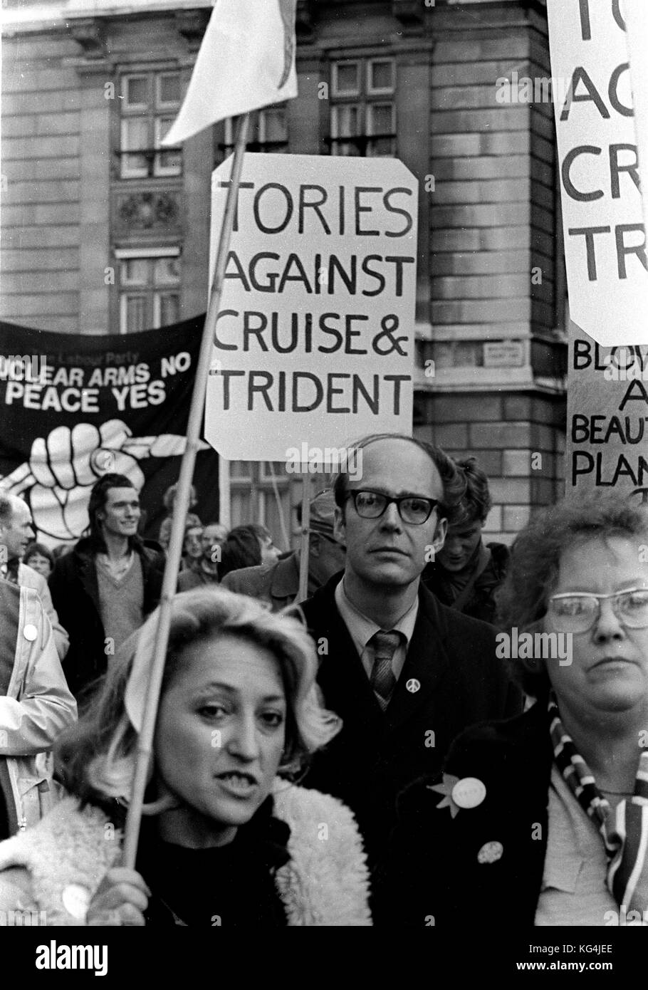 Tories gegen Cruise & Trident marschieren an der CND-Protest gegen Cruise & Trident Raketen durch cenral London im Oktober 1984 Stockfoto