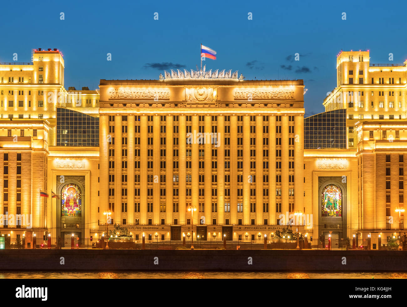 Fassade des Ministeriums für Verteidigung der Russischen Föderation Hauptgebäude während des Sonnenuntergangs. Moskau, Russland. Stockfoto
