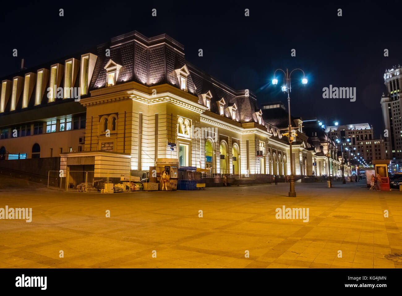 Bahnhof Pawelezkaja und Paveletskaya Square bei Nacht. Moskau, Russland. Paveletskaya Station ist eine von der Moskauer neun großen Bahnhöfen. Stockfoto