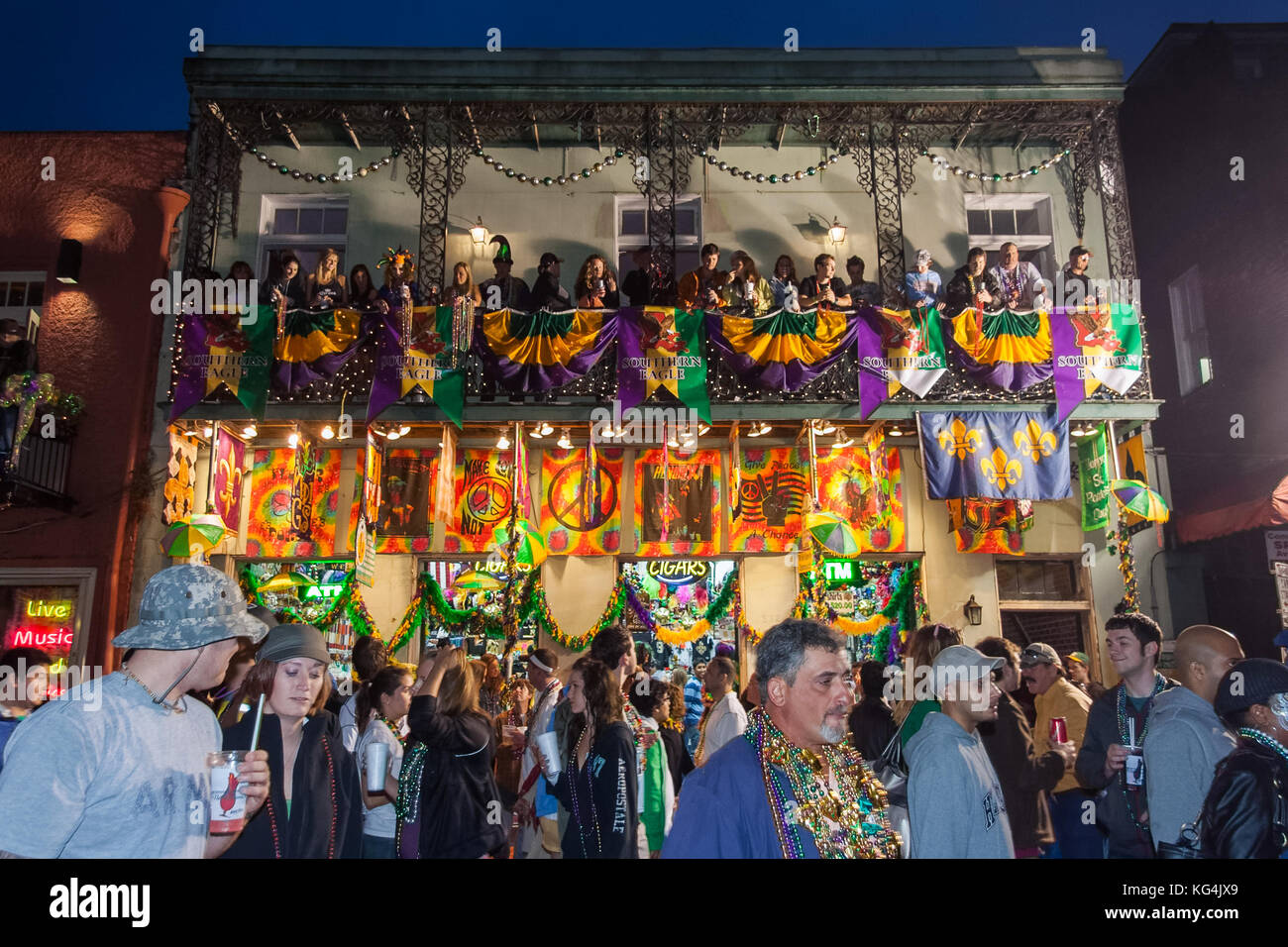 Die Menschen werfen Beads und Feier vom Balkon während Mardi Gras in New Orleans, Louisiana Stockfoto