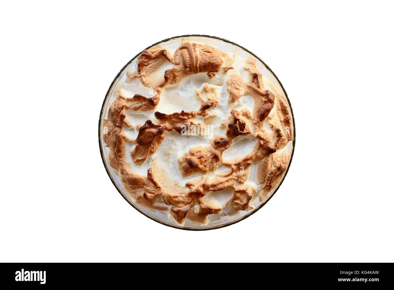 Blick auf den hohen Engel auf hausgemachten Bananenpudding mit Meringue, die von Grund auf auf einem weißen Hintergrund hergestellt wurde. Beschneidungspfad enthalten. Stockfoto