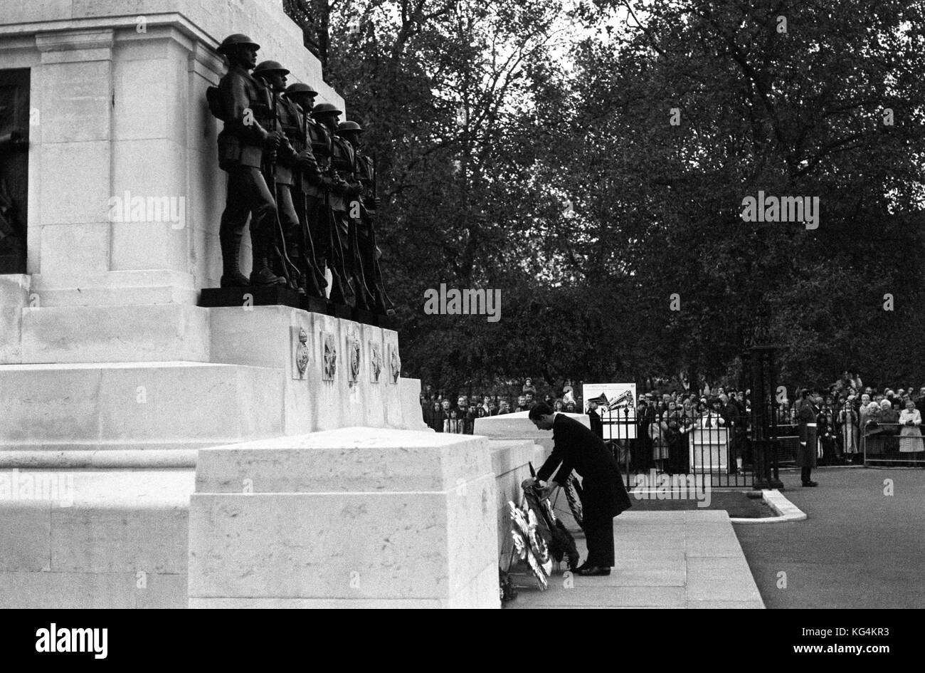 Prinz Charles, der Prinz von Wales, Oberst der Welsh Guards, legt am Guards Memorial einen Kranz nieder, als er am Sonntag des Regimentsgedenkens in der Guards Chapel in London teilnahm. Stockfoto