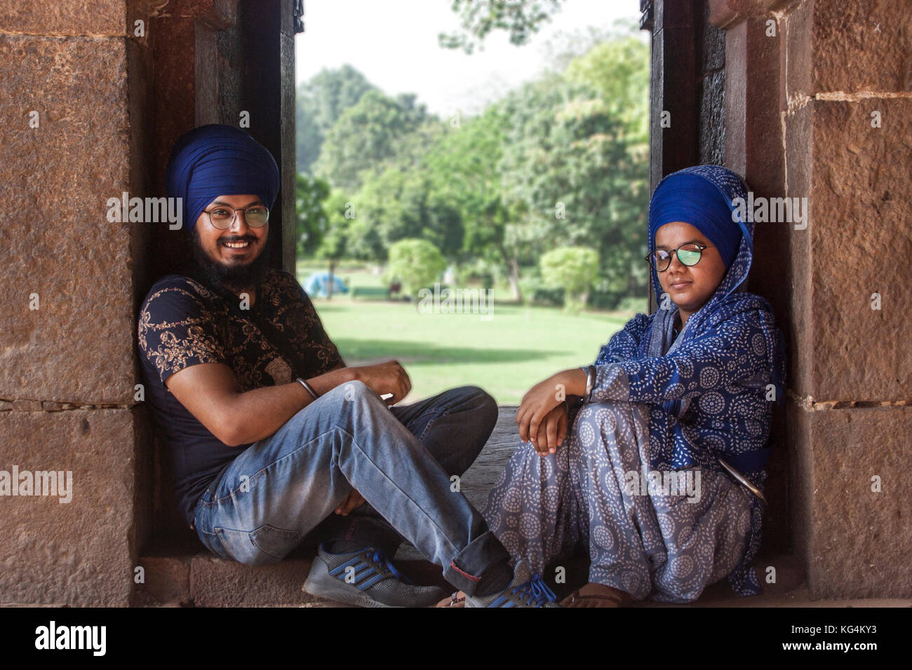 Paar saß in einem Torbogen in der Lodi Gärten, Delhi, Indien Stockfoto