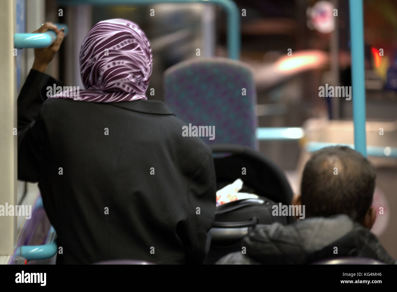 Asiatische Familie Flüchtling gekleidet hijab Schal auf der Straße in der britischen muslimischen moslemischen Stockfoto