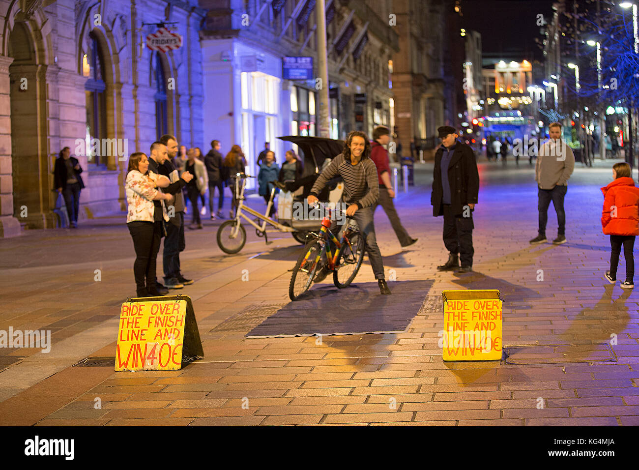 Rückwärts Gehirn Fahrrad Buchanan Street der Stil Mile Street Performance Fahrt Fahrrad Herausforderung umgekehrte Lenkung unmöglich Fahrradpreis 40 Pfund Stockfoto