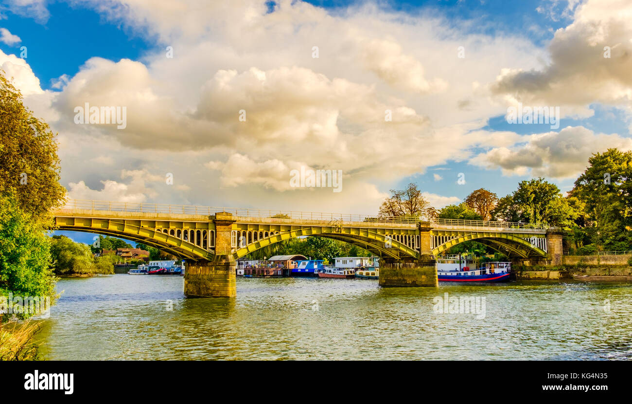 Boote von Twickenham Brücke vertäut spanning über die Themse, London Großbritannien Stockfoto