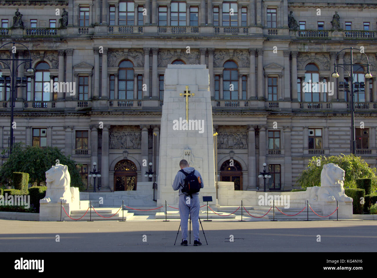 Das ehrenmal auf dem George Square aus gesehen hinter Fotograf aus gesehen hinter Stockfoto