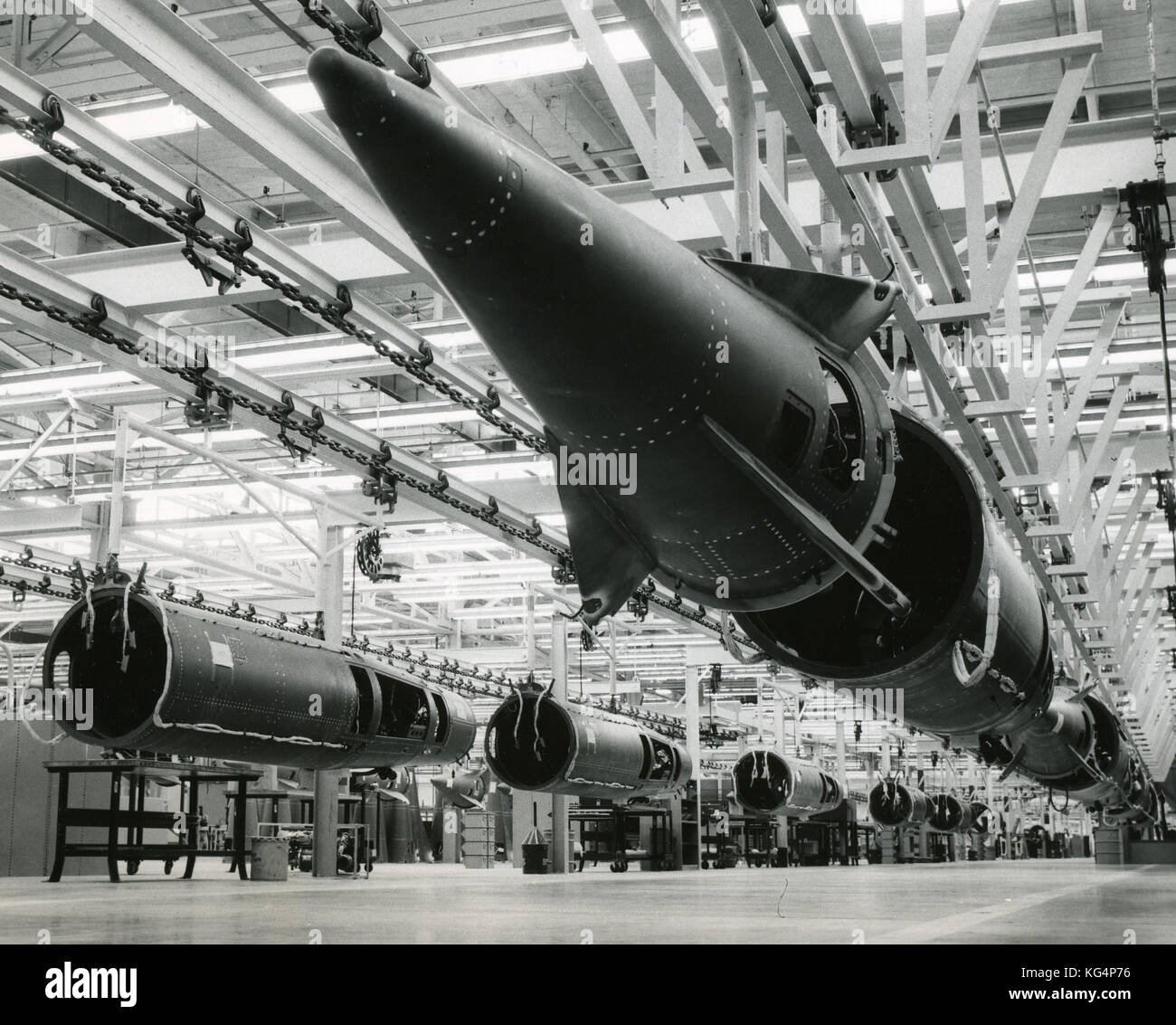 1958 - Charlotte, North Carolina - Förderband, wo die Endmontage der US Army Nike Hercules Raketen durch die Charlotte Aufteilung der Douglas Aircraft Company erreicht wird. Foto zeigt die Rakete Frames in der Produktion. Stockfoto