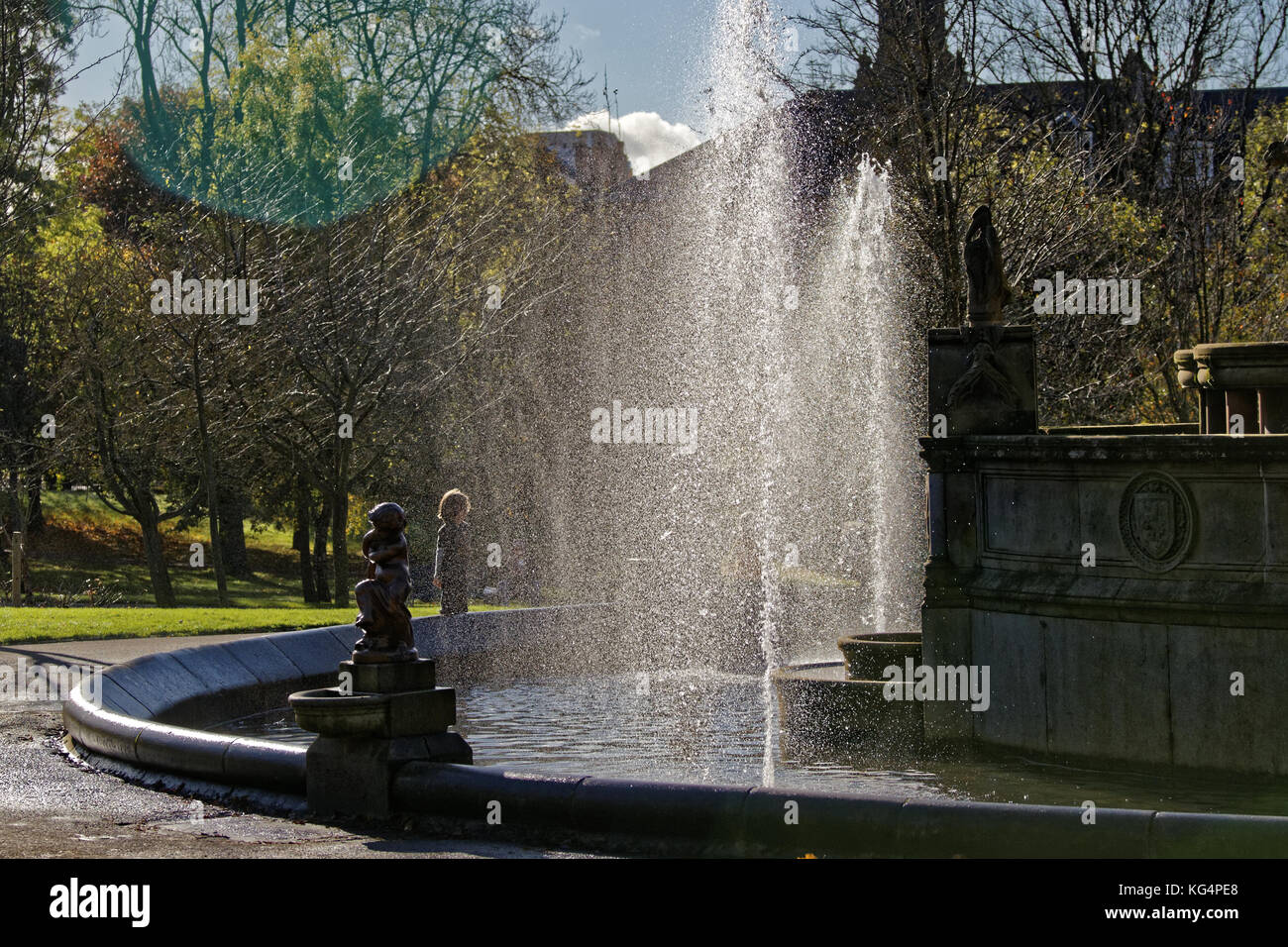 Sonnigen Tag junge Kinder genießen den Kelvingrove Park stewart Memorial Fountain Stockfoto